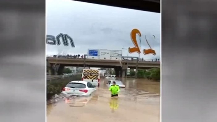 İzmir'de polisin trafikte mağdur olan vatandaşlara yardımı takdir topladı