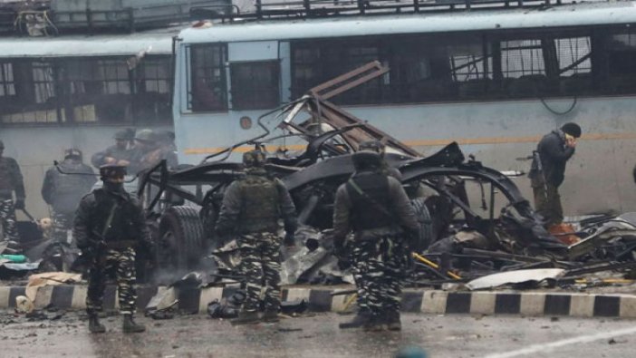 Pakistan'da bombalı saldırı: 16 yaralı