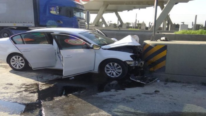 Otomobil otoyol gişelerine çarptı: 2 ölü, 2 yaralı