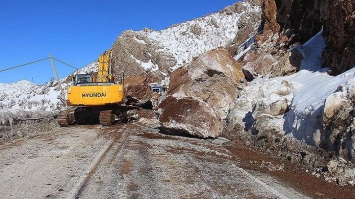 Hakkari'de dağdan kopan kaya parçaları nedeniyle Şemdinli-Yüksekova yolu kapandı
