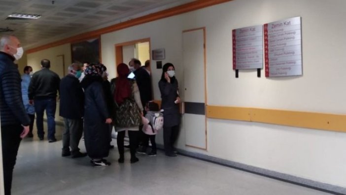 Hastanede sıranın kendisine gelmemesine sinirlenen hasta doktoru orakla yaraladı