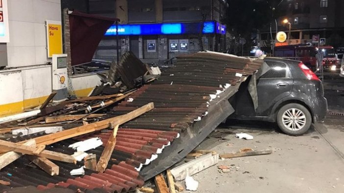 İstanbul'da fırtına hayatı olumsuz etkiledi