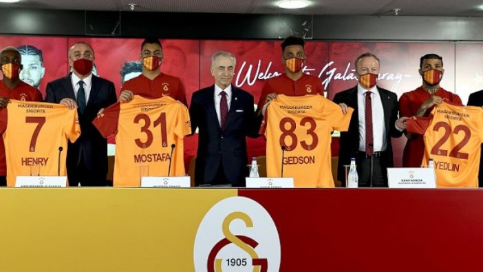 Galatasaray'da yeni transferler için imza töreni yapıldı