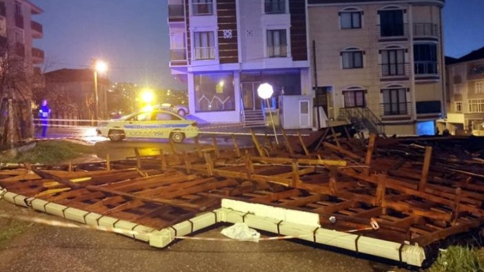 Kocaeli'de şiddetli rüzgar nedeniyle apartmanın çatısı uçtu