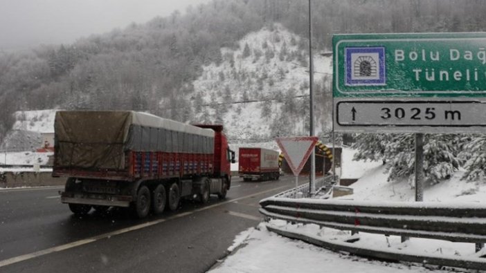 Bolu Dağı'nda kar yağışı etkili oluyor