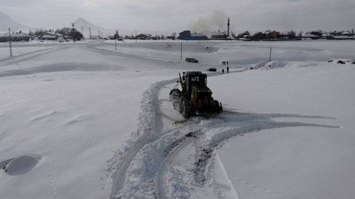 Erzurum ile Erzincan'da kar nedeniyle bin 237 yerleşim biriminin yolu kapandı