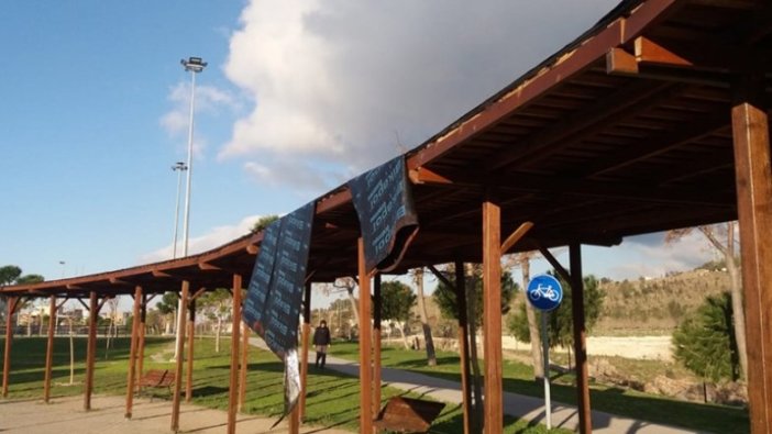 İzmir'de etkili olan fırtına 330 civarında ağaca zarar verdi