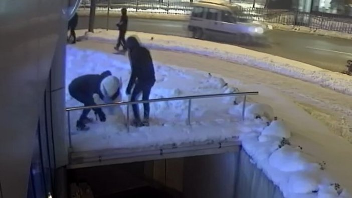 Kocaeli'de 'kardan kadın'ın çalınması güvenlik kamerasında