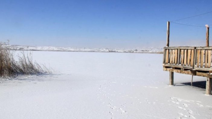 'Kesin korunacak hassas alan' ilan edilen Hafik Gölü'nün yüzeyi buz tuttu