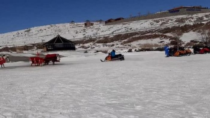 Buz kalınlığı 40 santimetreye ulaşan Çıldır Gölü'nde kar motoruyla gezinti yapılıyor