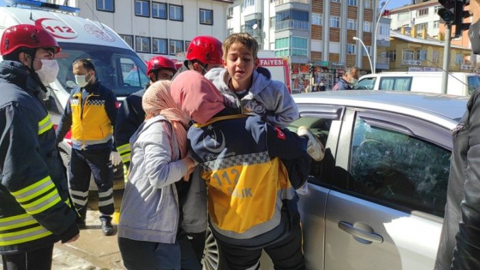 Konya'da otomobilde mahsur kalan kardeşleri itfaiye ekipleri kurtardı