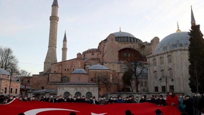 TÜGVA üyeleri Ayasofya-i Kebir Camii önünde İstiklal Marşı okudu