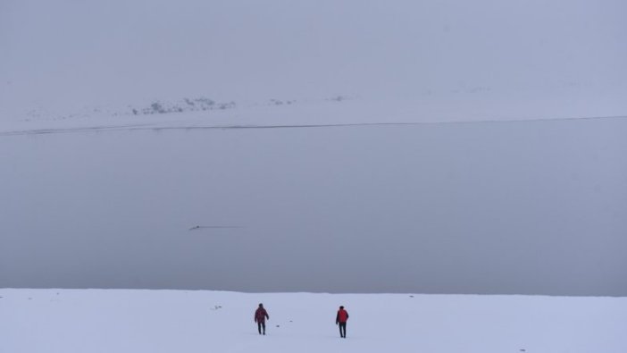 Beyaza bürünen Kars'taki Susuz Şelalesi ile Aygır Gölü sisle kaplandı