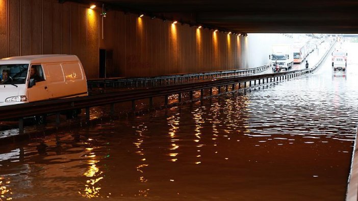 İzmir'de yaz yağmuru felç etti!