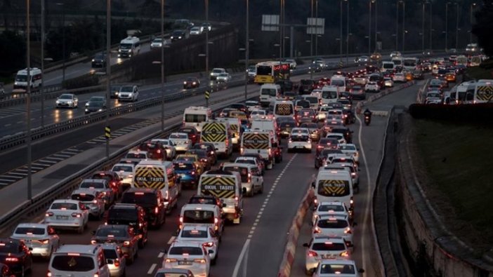 İstanbul'da hafta trafikle başladı