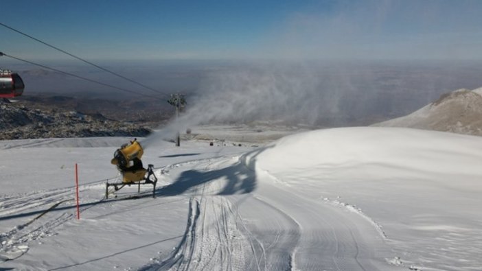 Kayak heyecanı bu sezon üretilen 540 bin metreküp suni kar ile renklendi