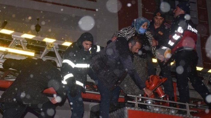 Kars'ta 6 katlı binada çıkan yangında 41 kişi hastaneye kaldırıldı