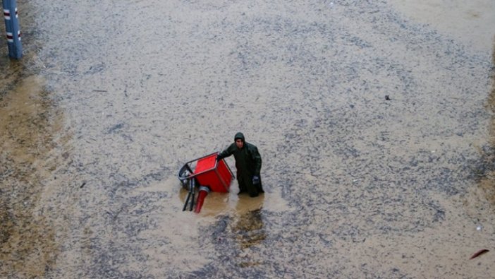 İzmir'de selden zarar gören 1228 aileye nakdi yardım dağıtılıyor