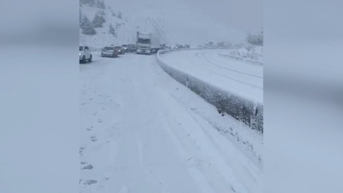 Kar yağışı nedeniyle kapanan Antalya-Denizli kara yolu kontrollü olarak ulaşıma açıldı