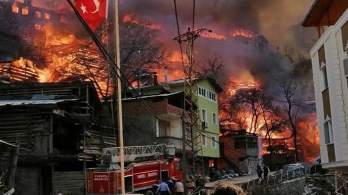 Artvin'de bir köyde çok sayıda eve sıçrayan yangına müdahale ediliyor