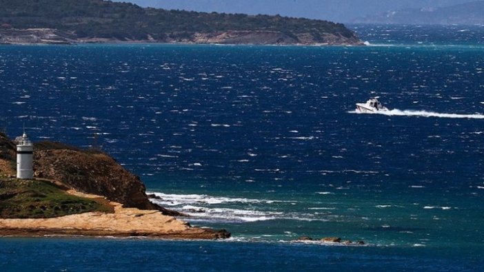 İzmir'in Çeşme ilçesi açıklarında lastik botun batması sonucu 3 sığınmacı öldü