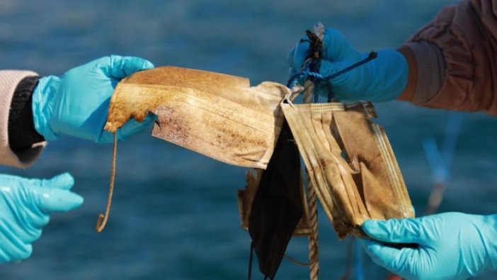 Denizlerden geçen yıl 11 ton maske ve eldiven toplandı