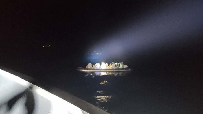 İzmir'de Türk kara sularına itilen 22 sığınmacı kurtarıldı