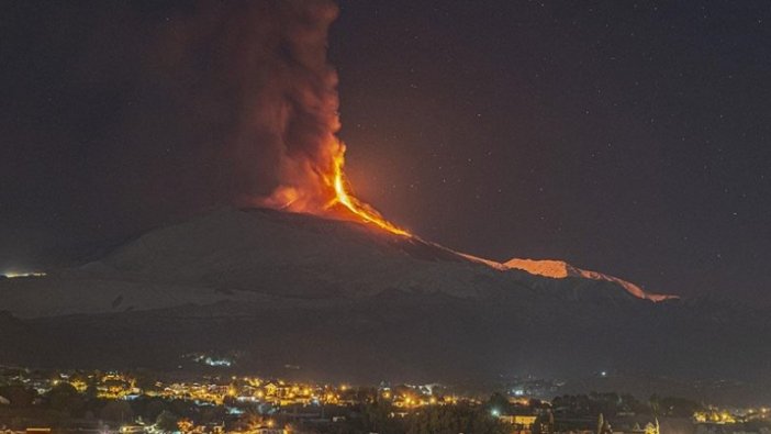 Etna Yanardağı ateş saçıyor