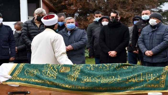 Cem Adrian, babasını son yolculuğuna uğurladı