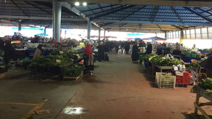 Koronalı pazarcı tezgah başında