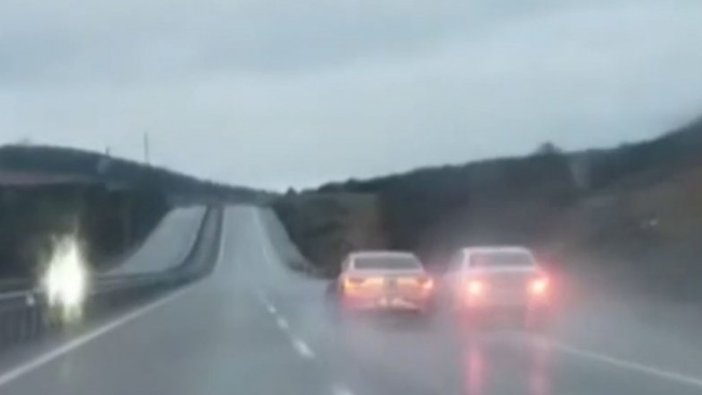 Şile yolunda araçlarını birbirlerine çarptırarak ilerleyen iki sürücü gözaltına alındı