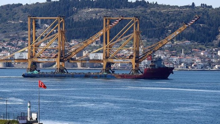 Büyük liman vinci taşıyan geminin Çanakkale Boğazı'ndan geçişi başladı