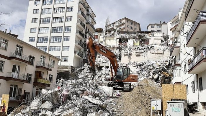 Ankara'da çökme riski bulunan apartmanın etrafındaki binalarda tahliye çalışmaları sürüyor