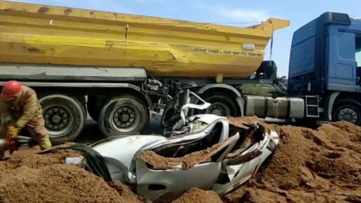 Üzerine kum yüklü kamyon devrilen otomobilin içindeki sürücü hayatını kaybetti