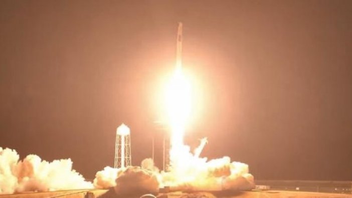SpaceX 4 astronotu uzay istasyonuna gönderdi
