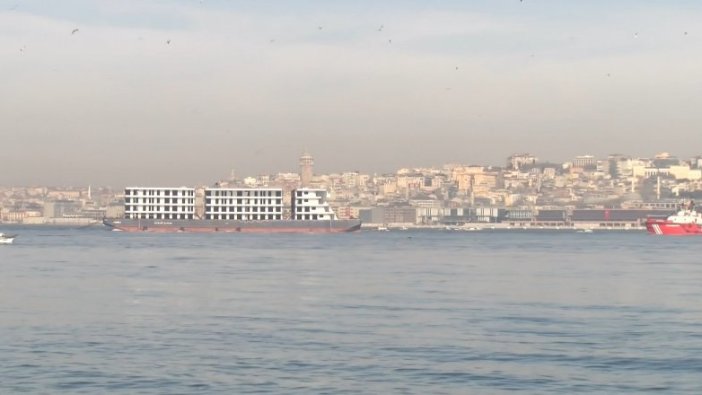 İstanbul Boğazı'ndan 'apartman' geçti