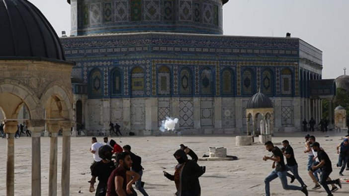 İsrail polisi, Mescid-i Aksa’da nöbet tutan Filistinlilere saldırdı