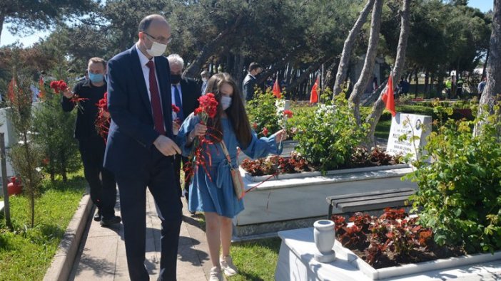 Bayramda şehit babalarının mezarına karanfil bıraktılar