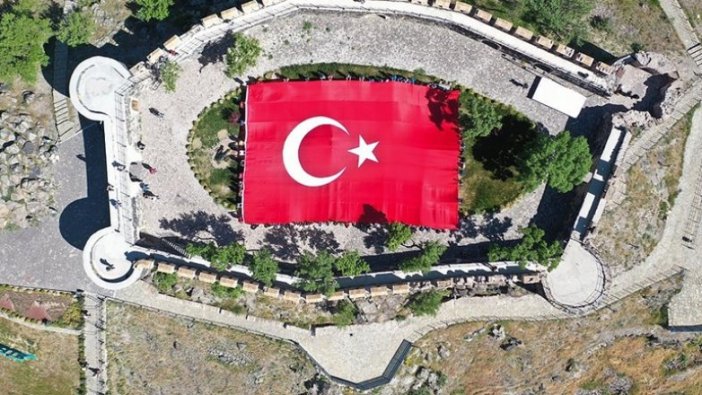 Nevşehir'de 102 genç tarihi kalede dev Türk bayrağı açtı