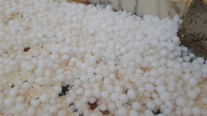 Erzincan dolu yağışıyla beyaza büründü