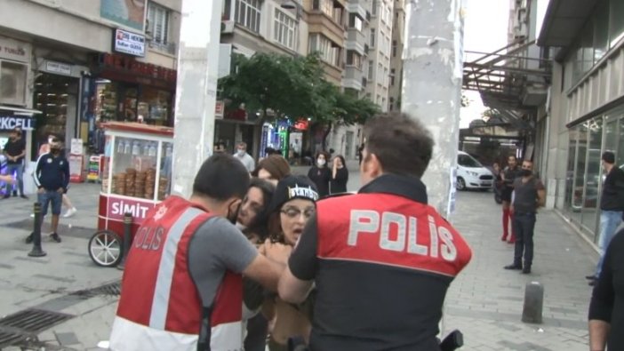 Gözaltına alınmamak için soyundu