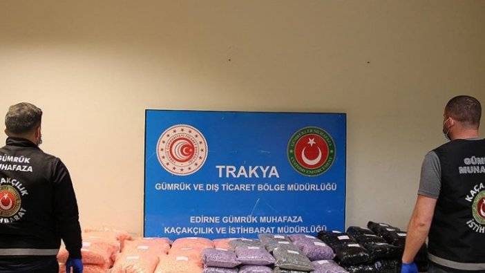 Kapıkule Sınır Kapısı'nda bir tırın yakıt tankında 526 bin uyuşturucu hap ele geçirildi