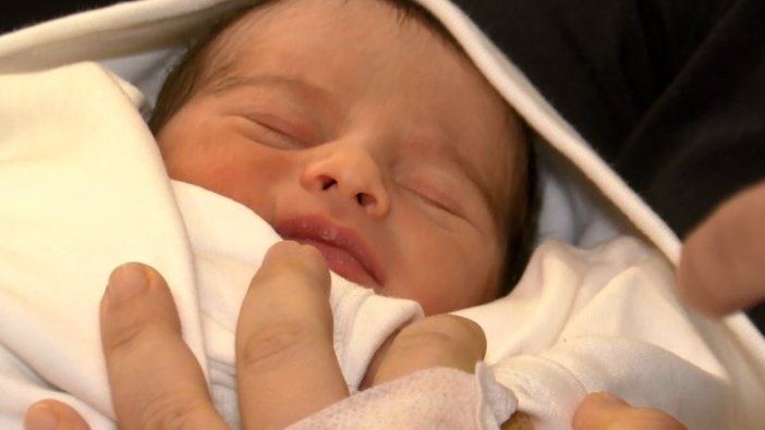 Anne karnında savaştı; doktorların 'mucize' bebeği...