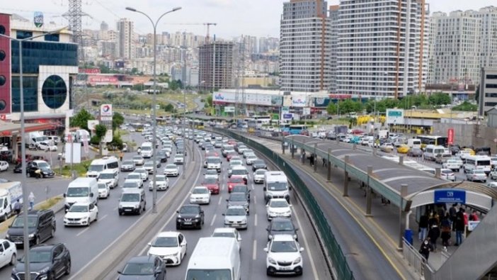 İstanbul haftanın ilk iş gününe yoğun trafikle başladı