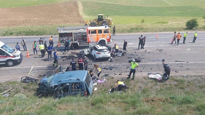 Sivas'ta hafif ticari araç ile otomobil çarpıştı: 9 ölü