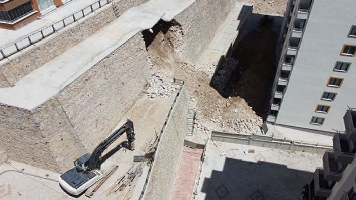 Tehlike oluşturan istinat duvarına kontrollü yıkım 