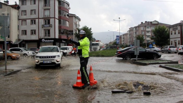 Bolu'da yollar göle döndü