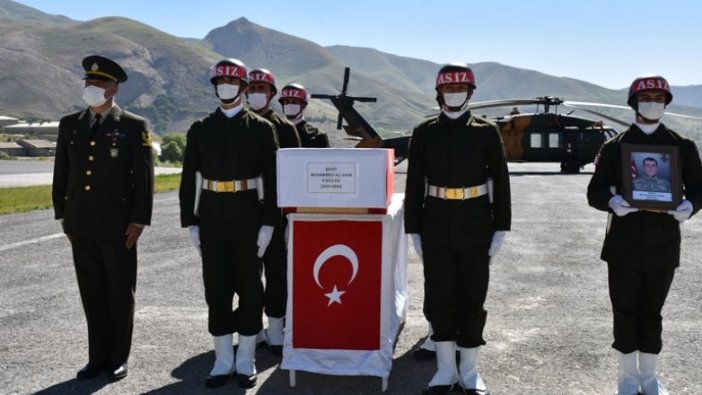 Pençe Yıldırım Harekatı'nda şehit olan asker için Hakkari'de tören düzenlendi