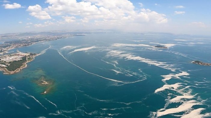 Marmara Denizi'ndeki müsilaj uçakla havadan görüntülendi