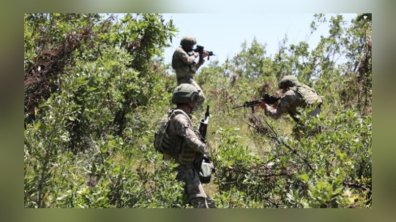 Pençe-Şimşek operasyonu bölgesindeki mağarada 3 PKK'lı terörist etkisiz hale getirildi